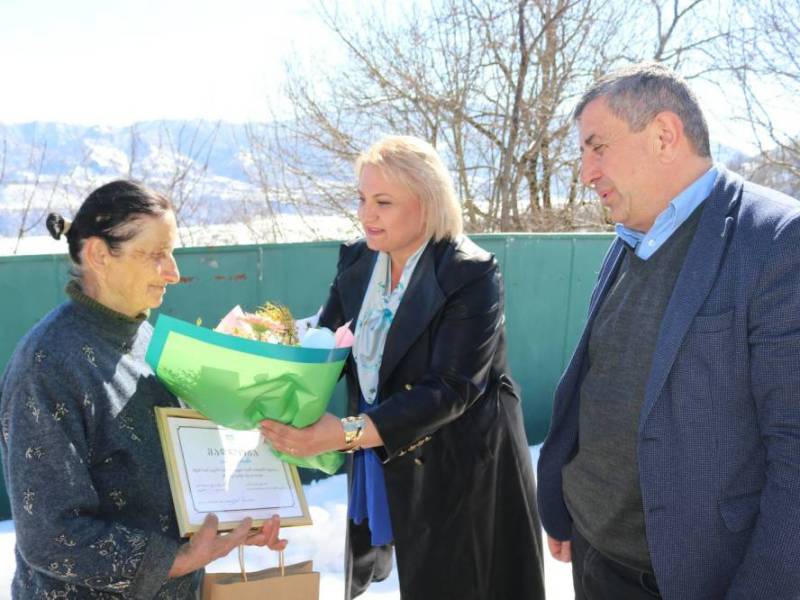 ცაგერის მუნიციპალიტეტში ღვაწლმოსილ ქალბატონს ქალთა დღე მიულოცეს